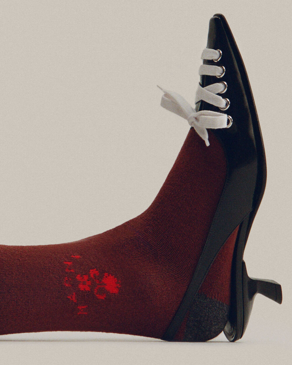 D&eacute;collet&eacute; slingback Marni nera abbinata a calze bordeaux