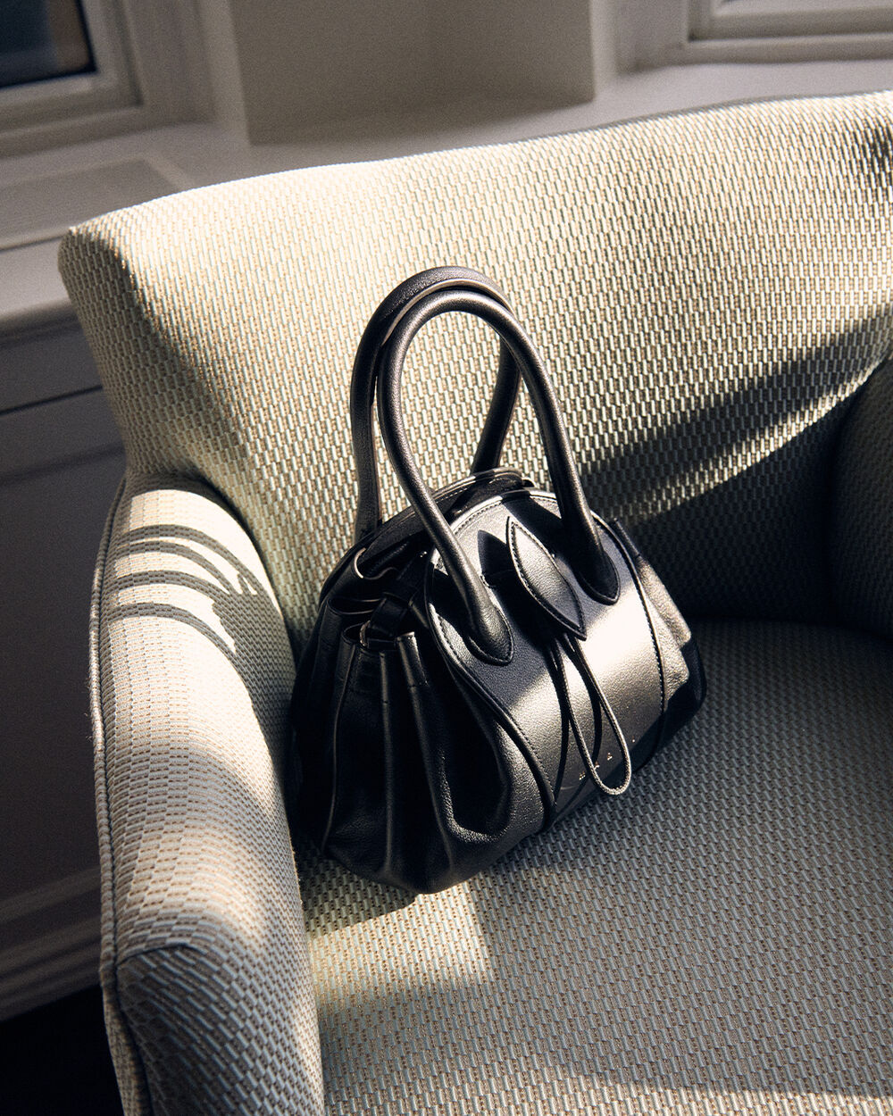 Black leather Tulipea small handbag