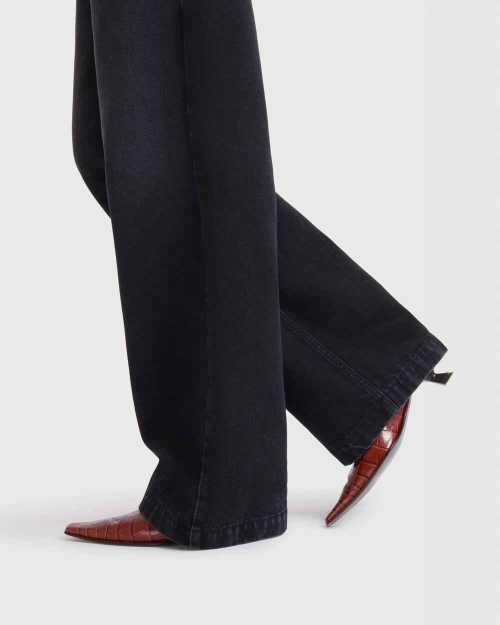 Brown croc-effect leather pump