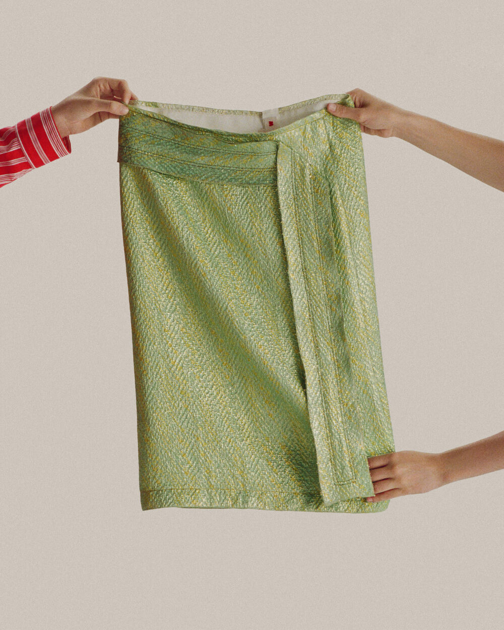 Falda midi de seda cloqu&eacute; verde