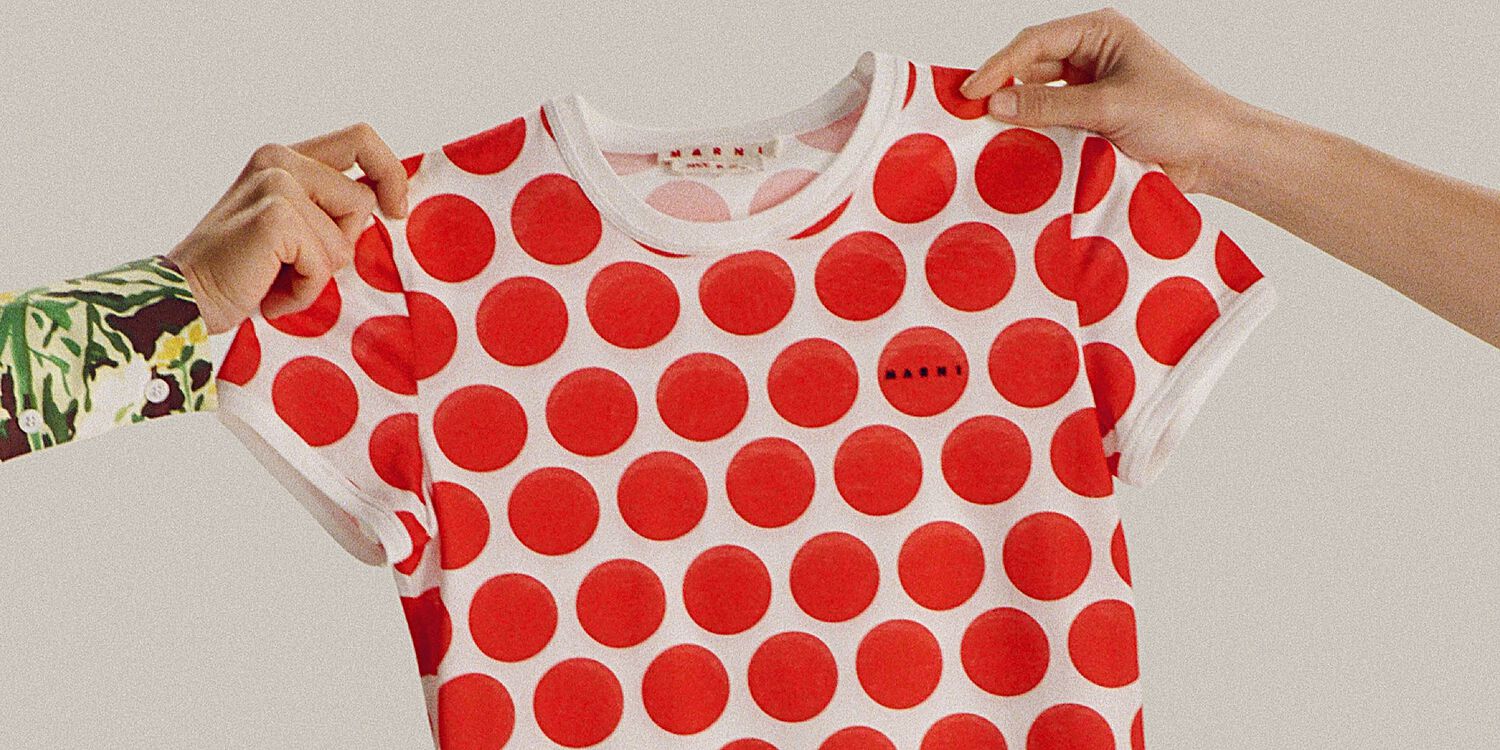 2人の手で持ち上げられたドット柄のMarni Tシャツ