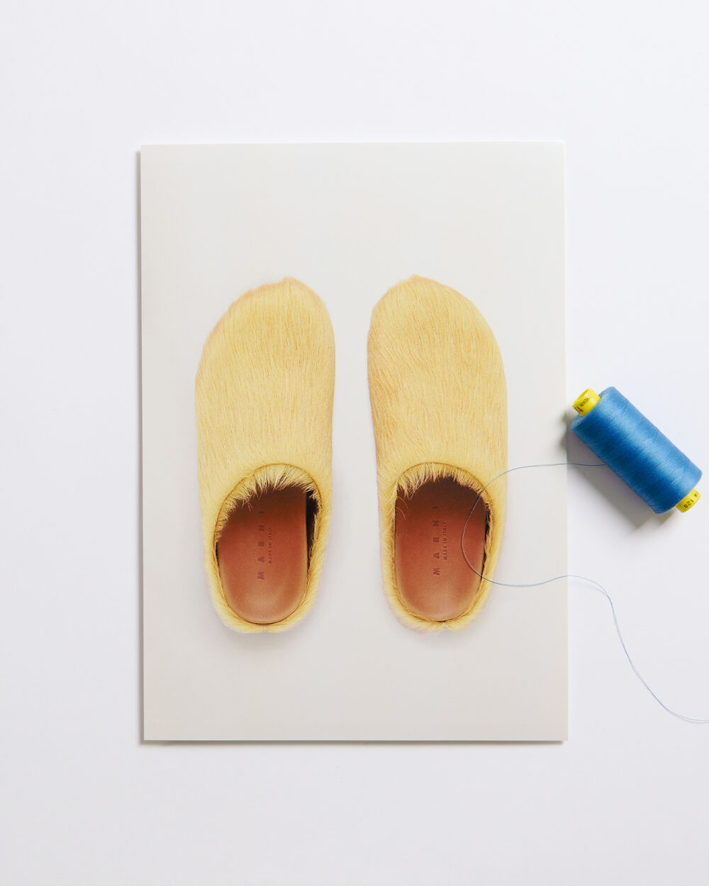 質感のあるカーフヘアのイエローのMarniスリッポンシューズ
