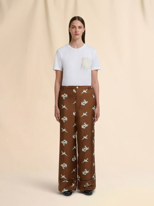 Hose aus braunem Seiden-Twill mit Rabenprint - Hosen