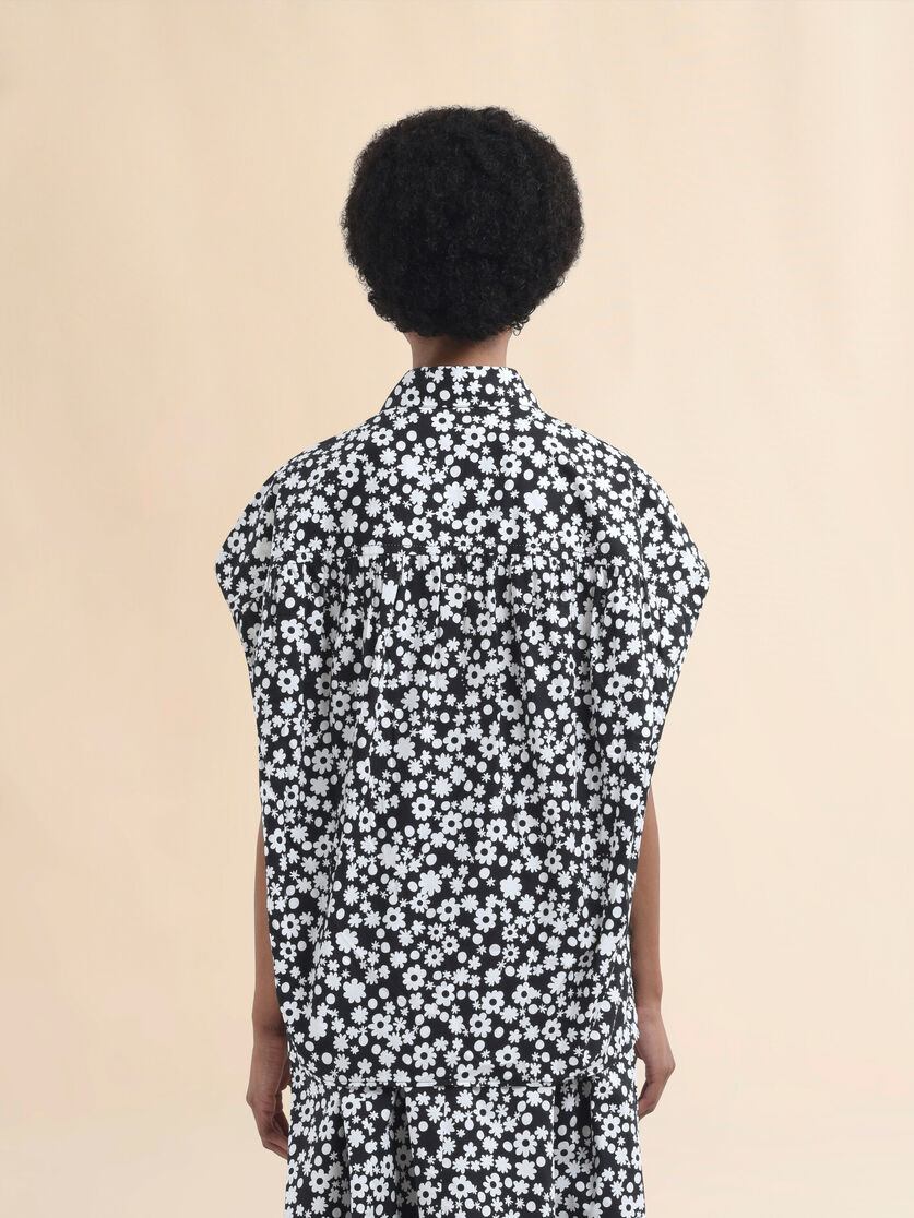 Black and white sleeveless cocoon shirt with Pop Fields motif - Shirts - Image 3