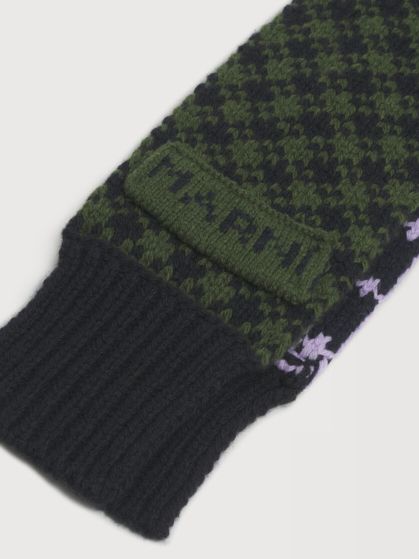 Green and purple wool scarf with geometric motif, Image 3