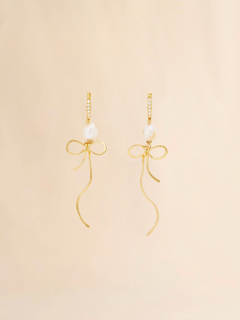 Goldfarbene Bow-Tropfenohrringe mit Perlen - Ohrringe - Image 1