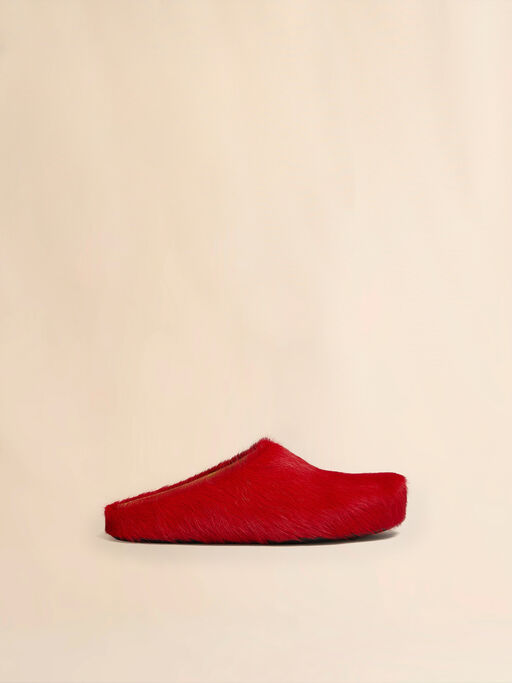 Rote Fußbett-Sabots aus Kalbsfell - Holzschuhe