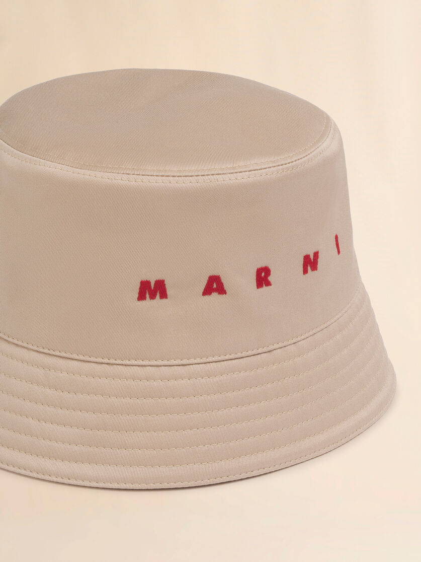 Beige water-repellent gabardine bucket hat with embroidered logo, Image 4