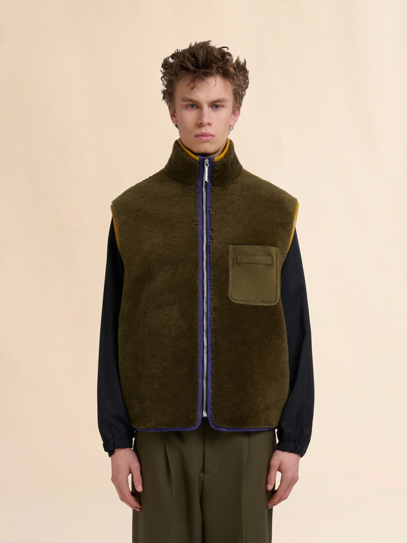 Dunkelgrüne Weste aus Shearling - Weste - Image 2