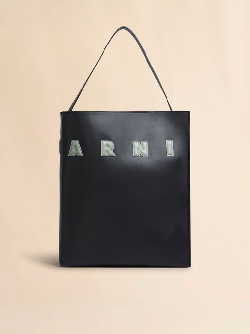 Kleine Hobo Bag Museo aus Leder mit Aufnähern in Schwarz und Weiß - Shopper