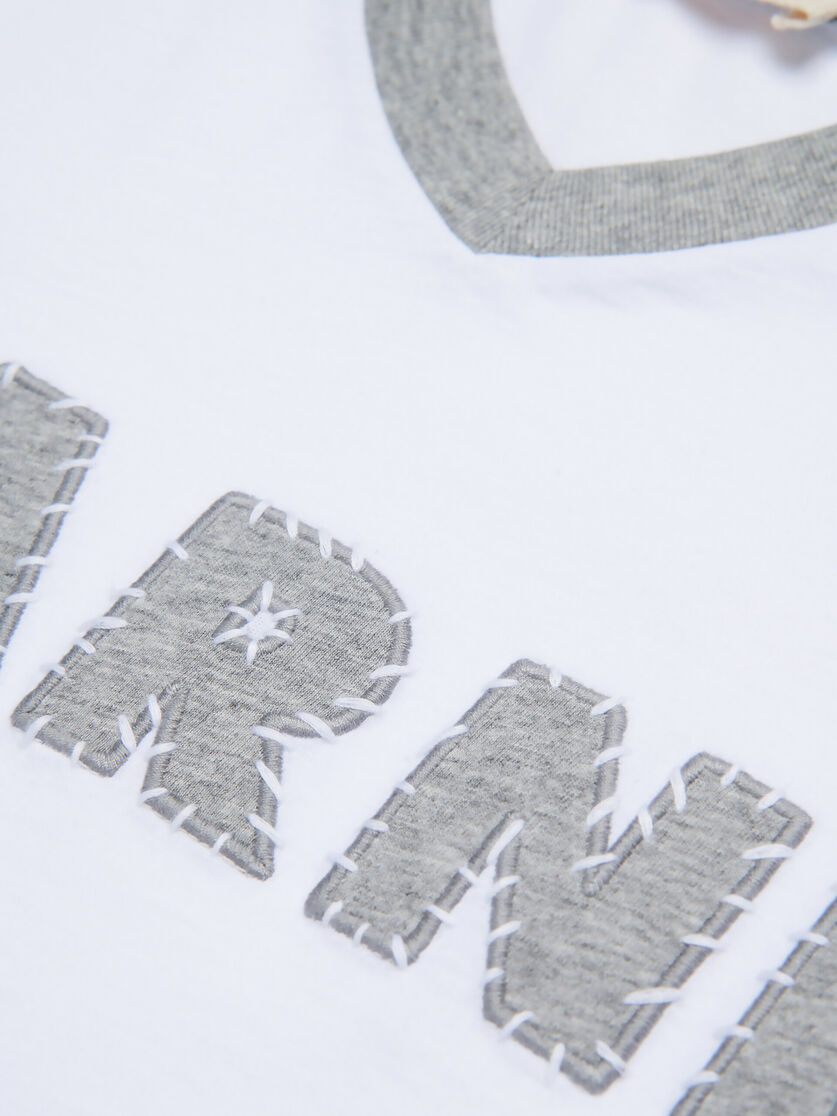 ホワイト ロゴ入りTシャツ - Tシャツ - Image 4