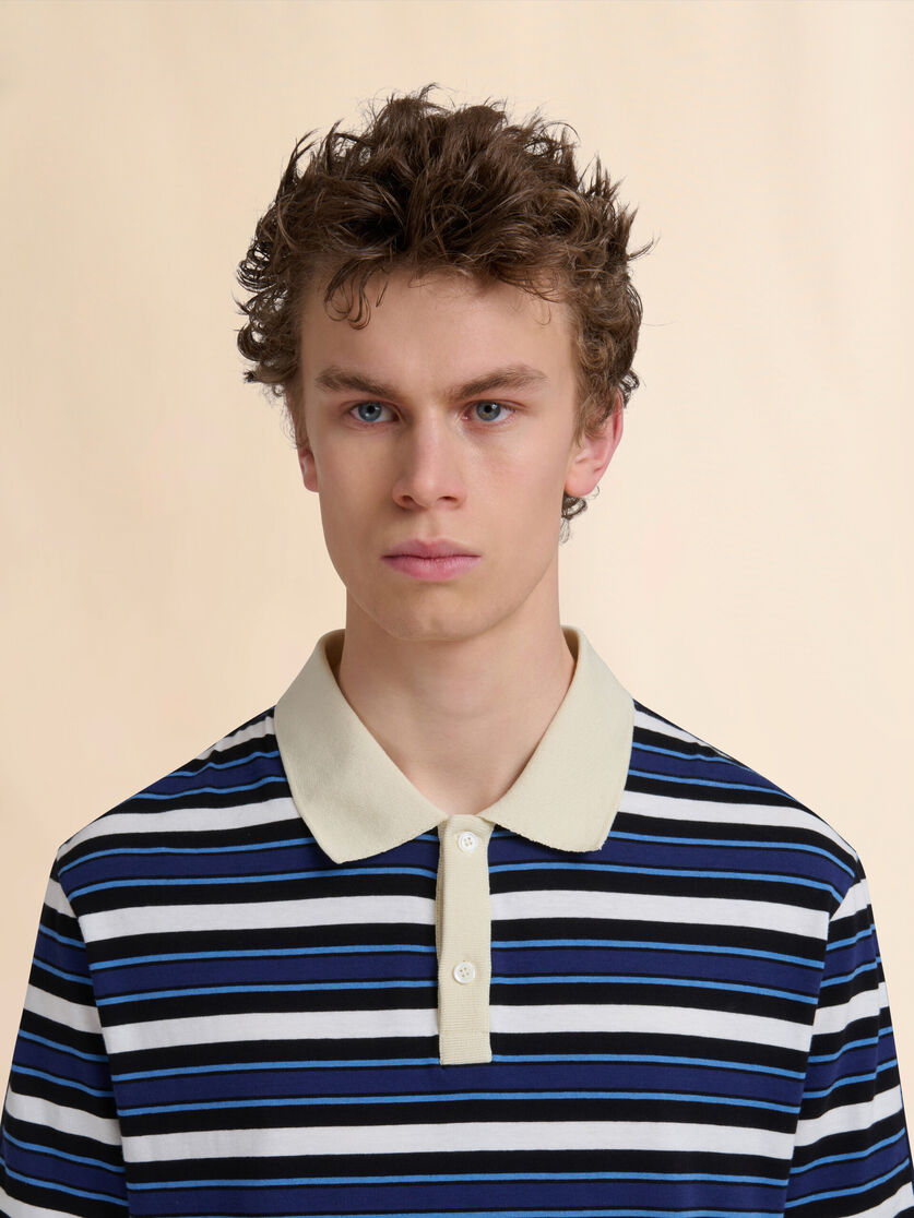 Polo in cotone biologico blu a righe e retro a contrasto - Camicie - Image 4