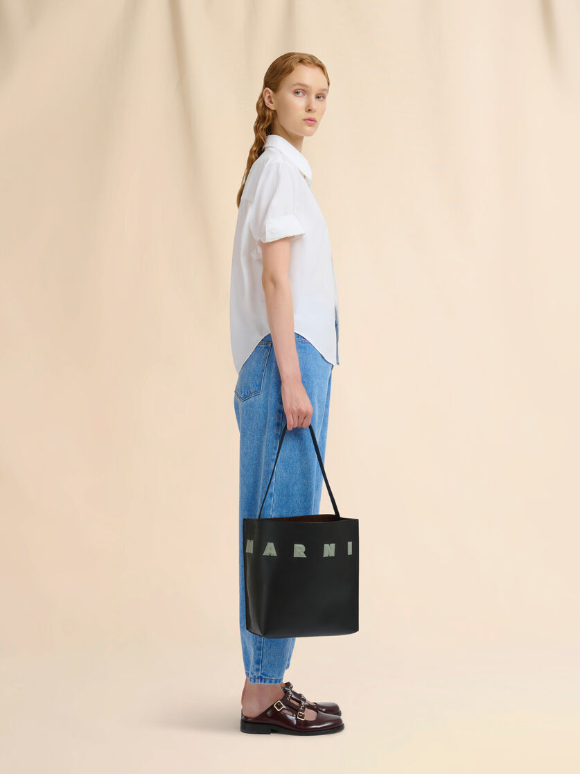 Kleine Hobo Bag Museo aus Leder mit Aufnähern in Weiß - Shopper - Image 2