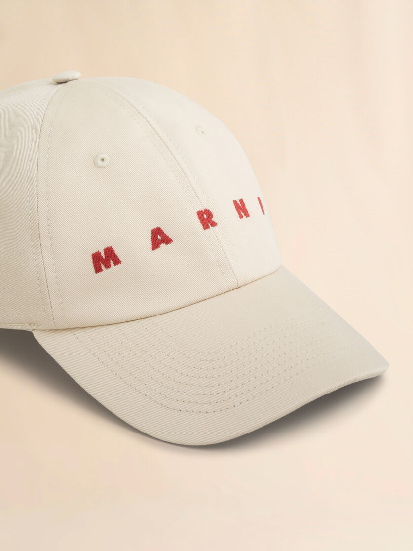 Schwarze Schirmmütze aus Bio-Gabardine mit Logo-Stickerei - Hüte - Image 3