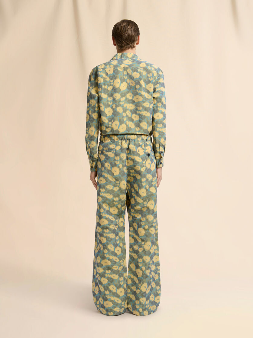Green linen blend trousers with blurry floral print, Image 3