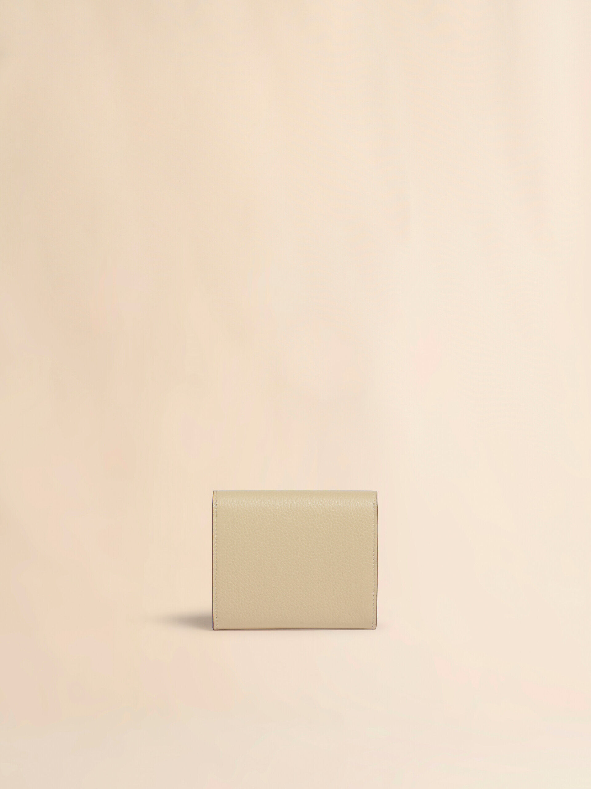 16日まで限定❗️【新品】マルニ　折り財布　ホワイト/ペールピーチ/レッド マルニ MARNI 二つ折り財布 ホワイト