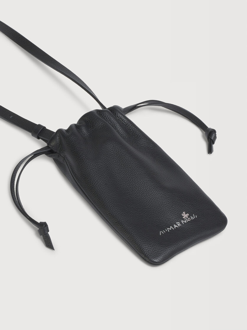 ブラック レザー製ドローストリング付きスマホホルダー、マルニメンディング入り, Image 4