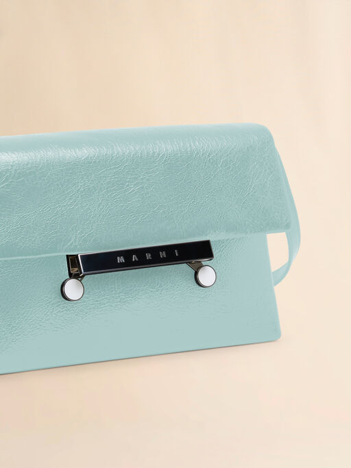 Kleine Envelope-Tasche aus grünem Lackleder mit Craquelé-Optik - Schultertaschen