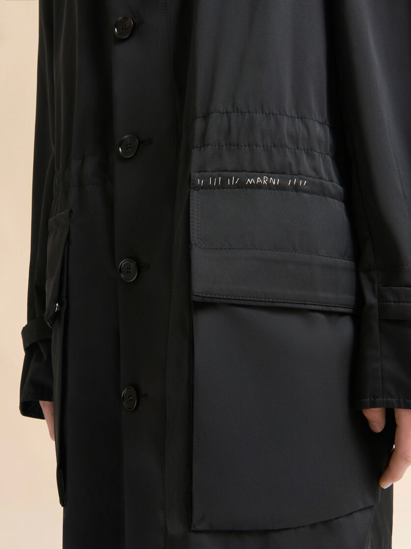 Schwarzer wasserabweisender Parka aus Taft - Mäntel - Image 5