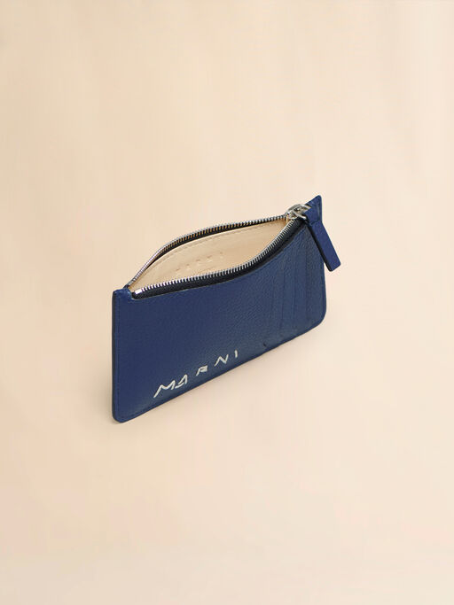 ブルー レザー製カードケース、マルニシンボル刺繍入り - 財布