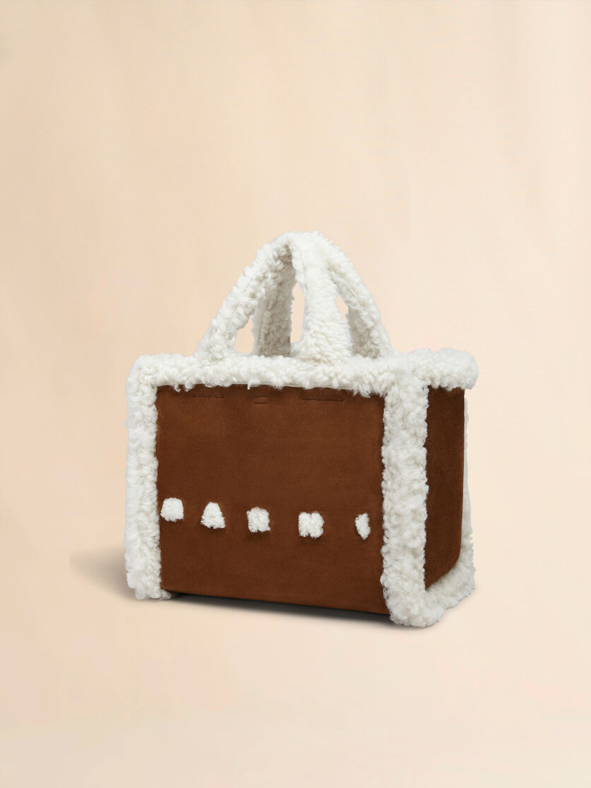 Sac à main en daim marron avec bord en shearling blanc - Sacs cabas - Image 4