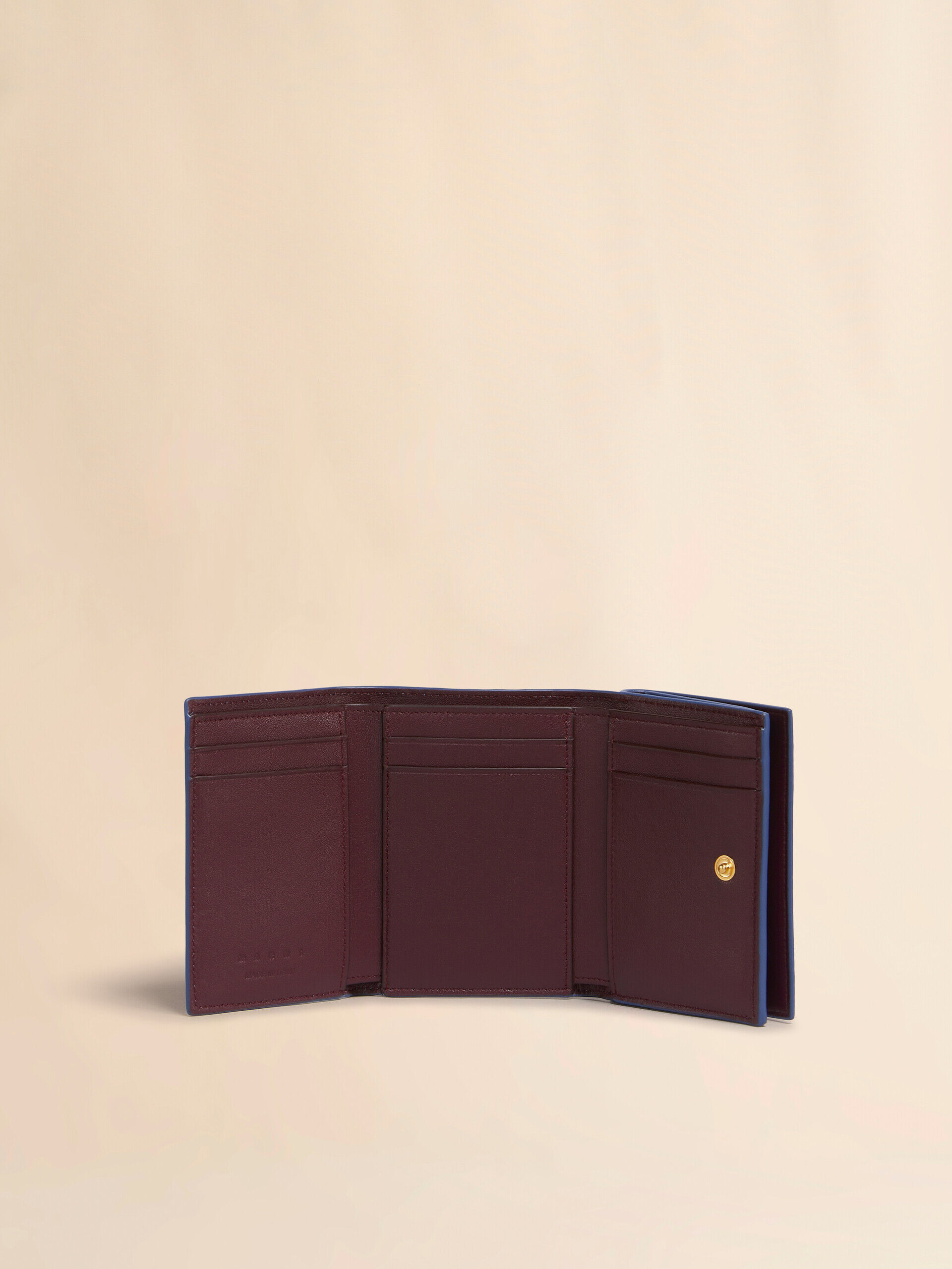 ライトブルー レザー製 三つ折りウォレット、マルニシンボルロゴ入り