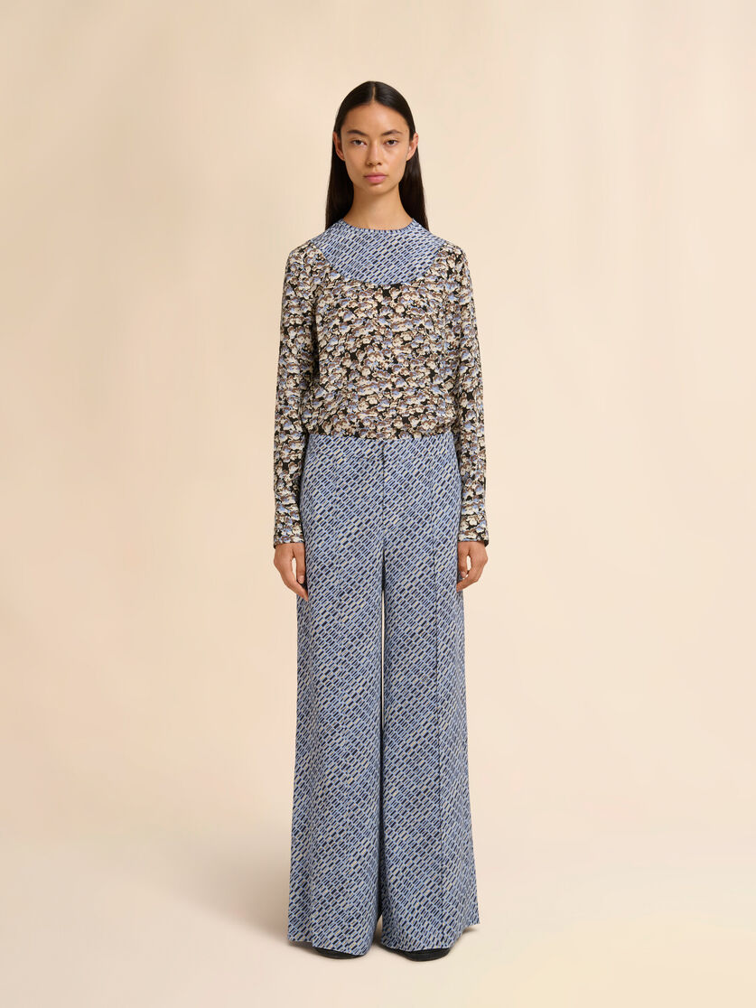 Blue crêpe de chine trousers with Criss Cross print, Image 2