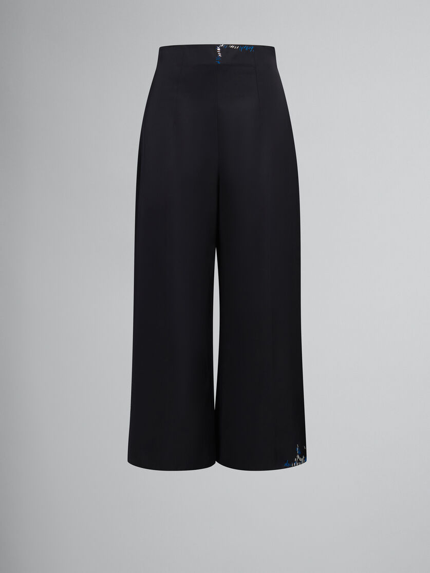 Pantalones negros de satén duquesa con cuentas efecto remiendo - Pantalones - Image 1