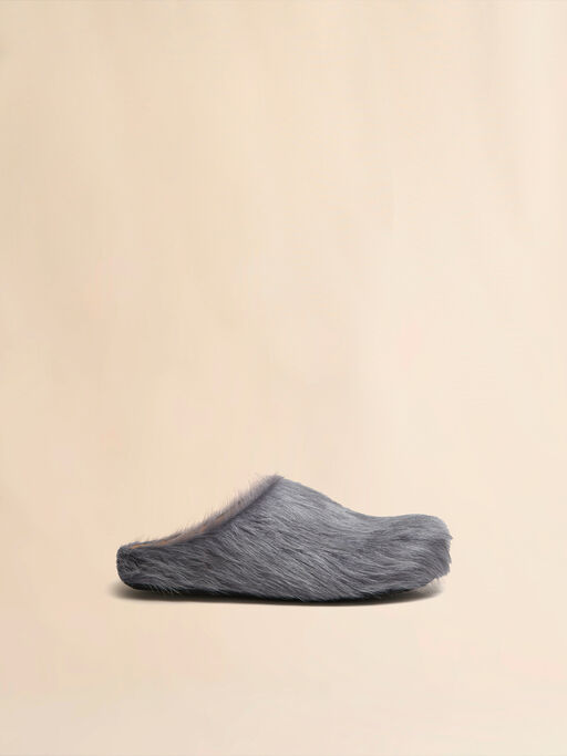 Graue Fußbett-Sabots aus Kalbsfell - Holzschuhe