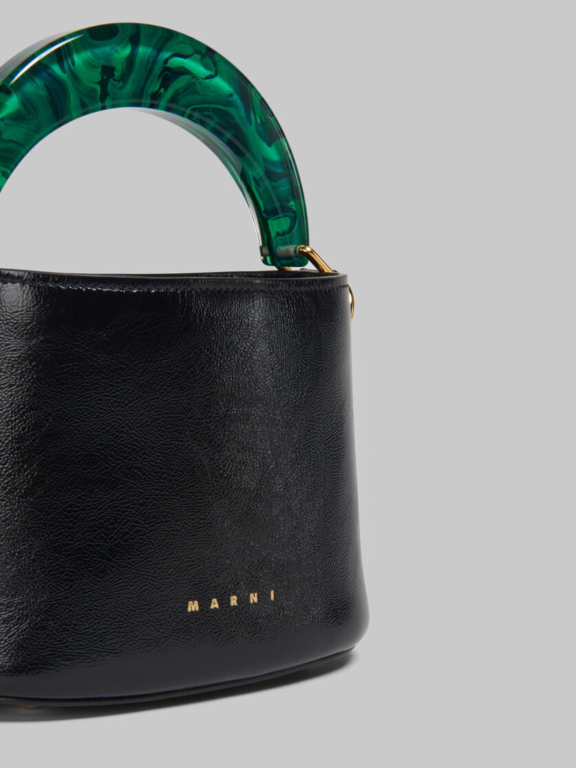 Mini-sac seau Venice en cuir verni noir - Sacs portés épaule - Image 5