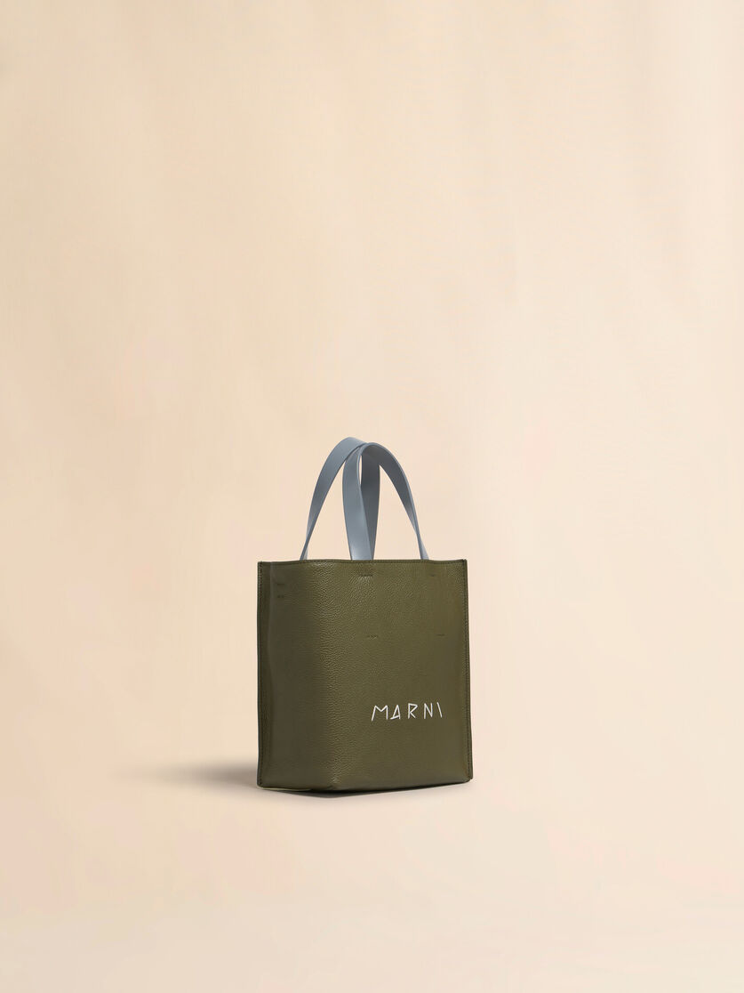 Mini-Tasche Museo Soft aus elfenbeinfarbenem und braunem Leder mit Marni Mending - Shopper - Image 6