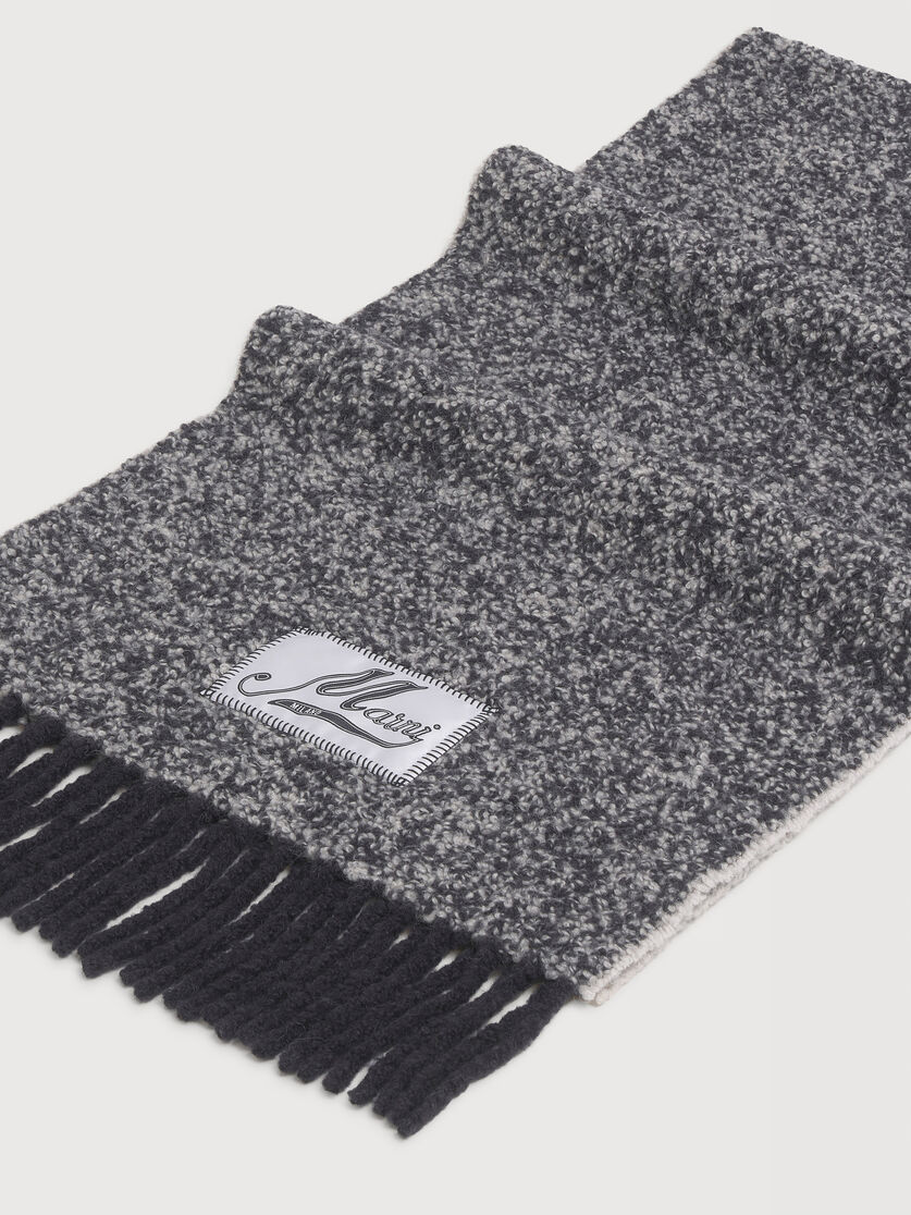 Grey boucl&eacute; alpaca scarf, Image 3
