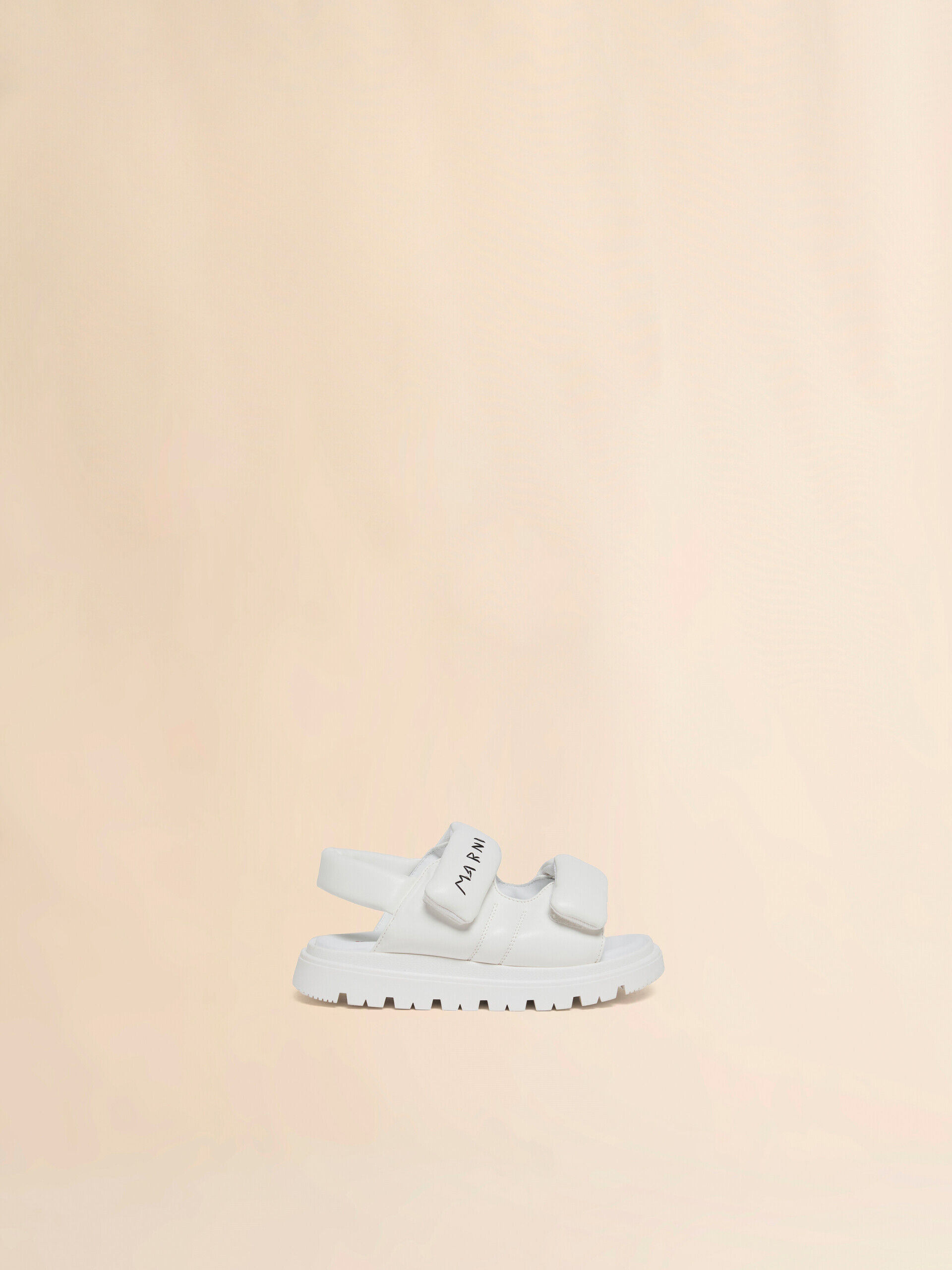 ホワイト パデッドサンダル、マルニメンディングロゴ入り | Marni