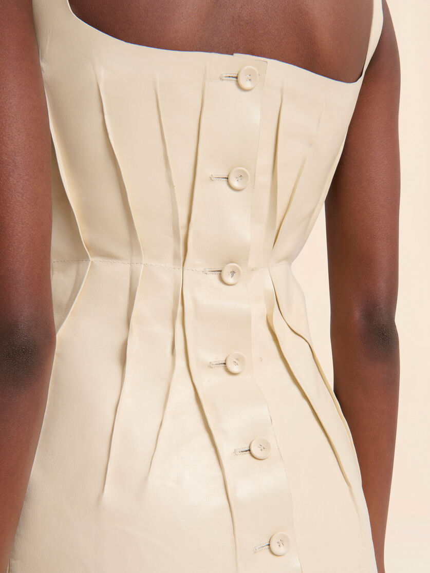 Cremefarbenes Minikleid aus Nappa mit Abnähern - Kleider - Image 5
