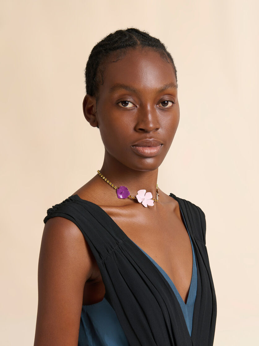 Collier avec fleurs émaillées multicolores et strass, Image 2