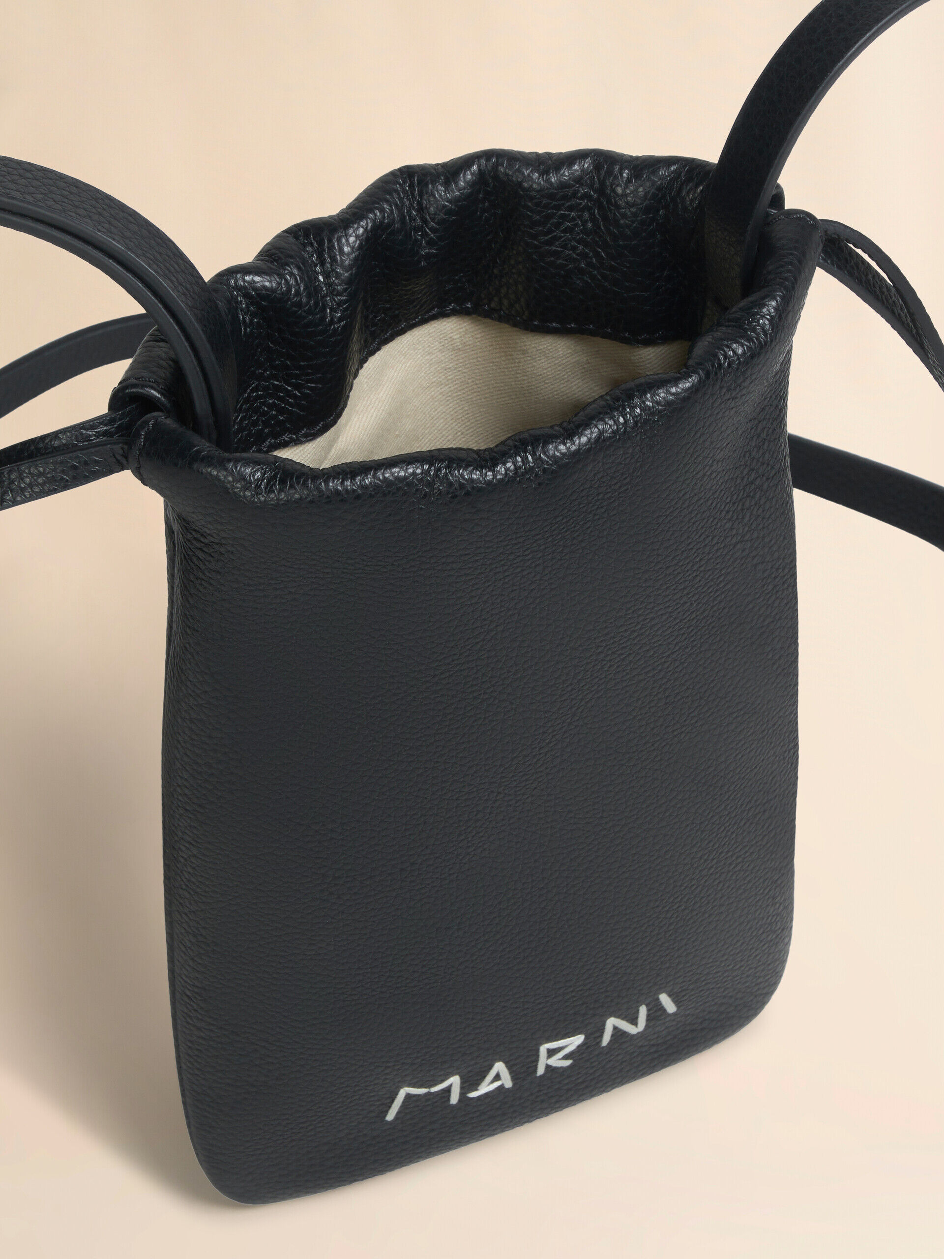 関税送料込【MARNI】レザー製 ケータイホルダー ブラック レザー製ドローストリング付きスマホホルダー、マルニ