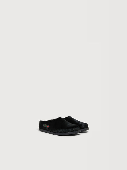 Schwarze Fussbett-Pantoletten aus Kalbsleder mit langem Fell - Sneakers