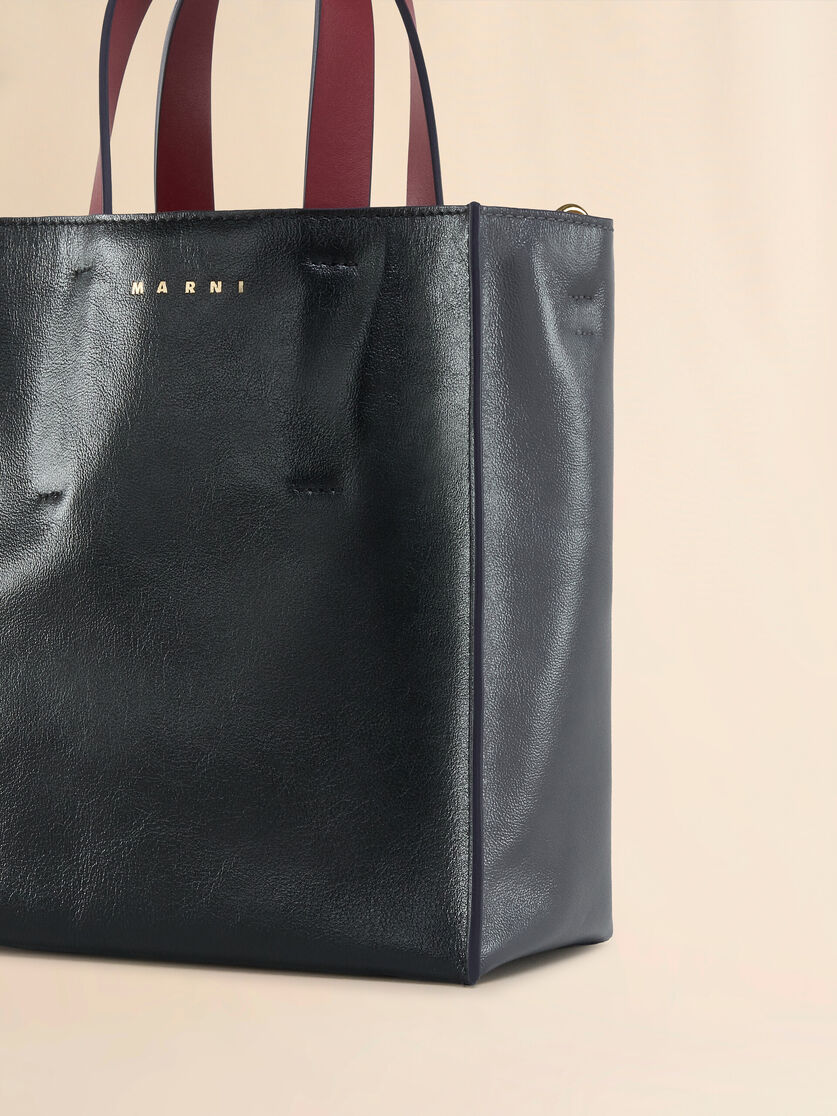 Mini-Tasche Museo Soft aus Leder in Grau, Schwarz und Rot - Shopper - Image 4
