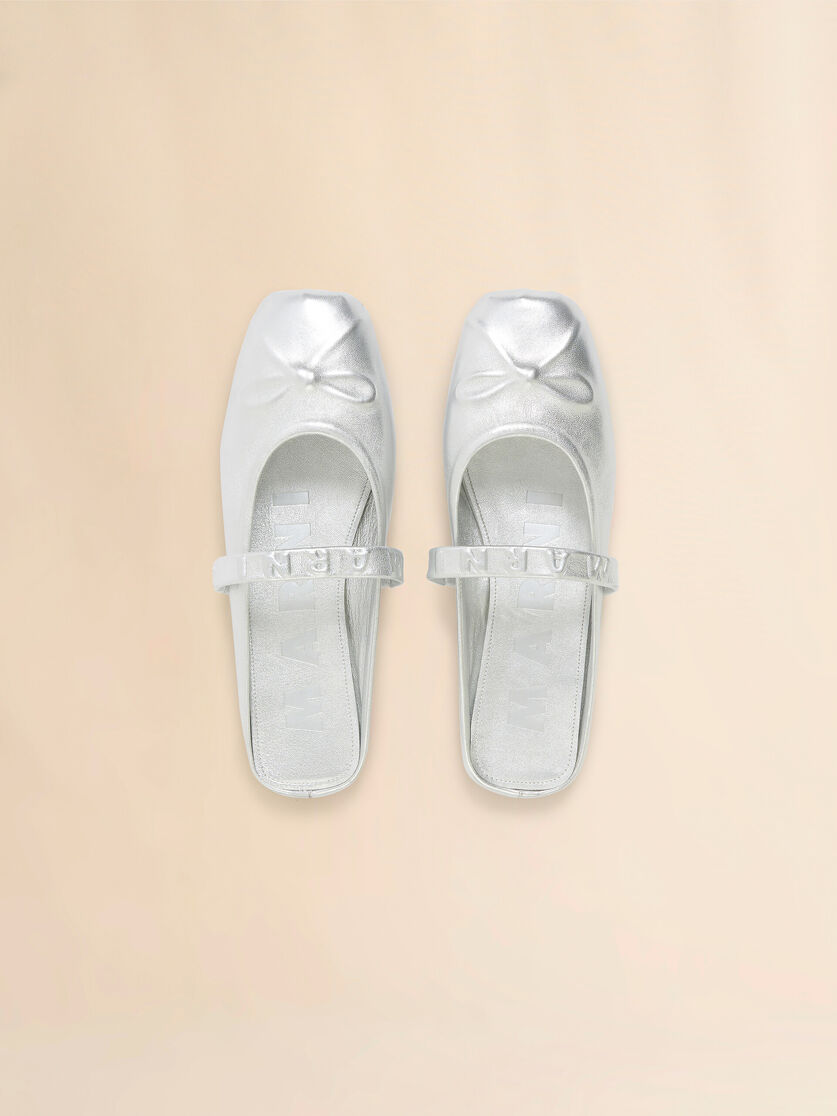 Ballerina Sabot Little Bow aus silberfarbenem Leder - Holzschuhe - Image 4