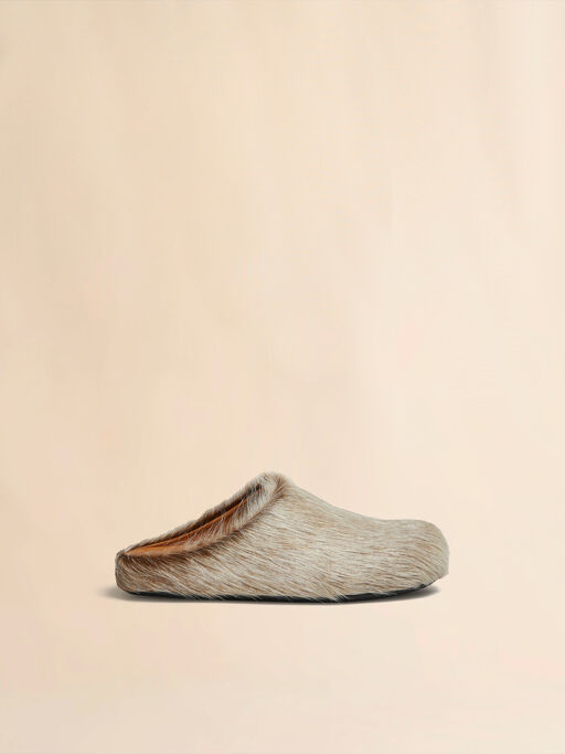 Beigefarbene Fußbett-Sabots aus Kalbsfell - Holzschuhe