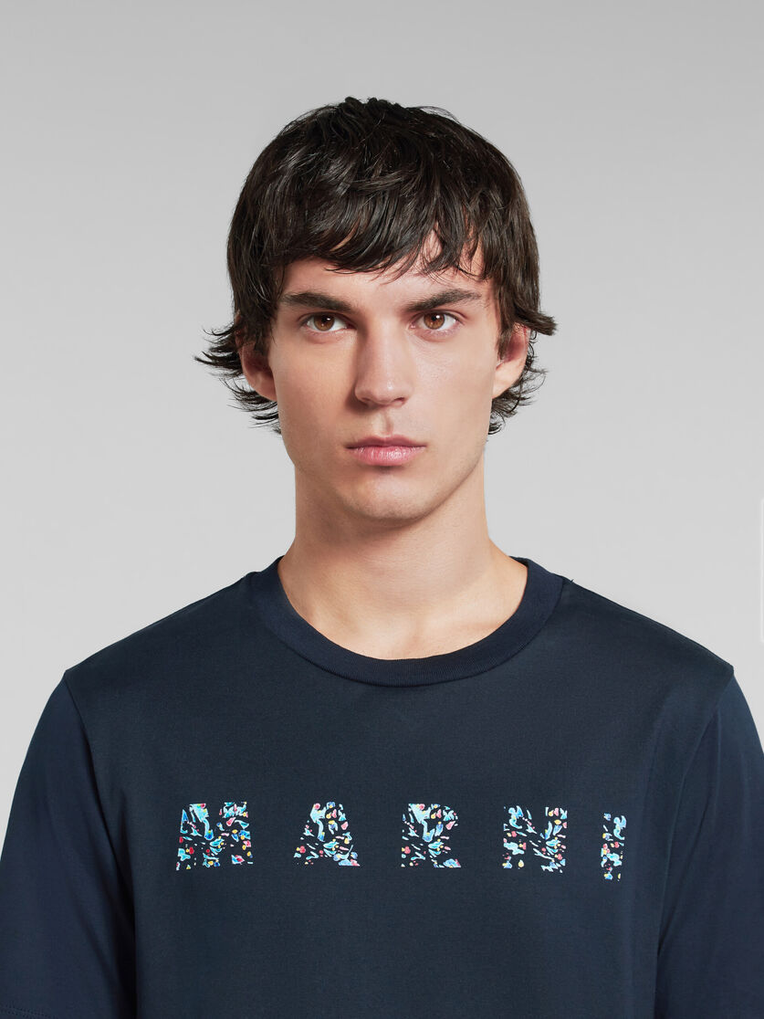 Dunkelblaues T-Shirt aus Bio-Baumwolle mit gemustertem Marni-Print 