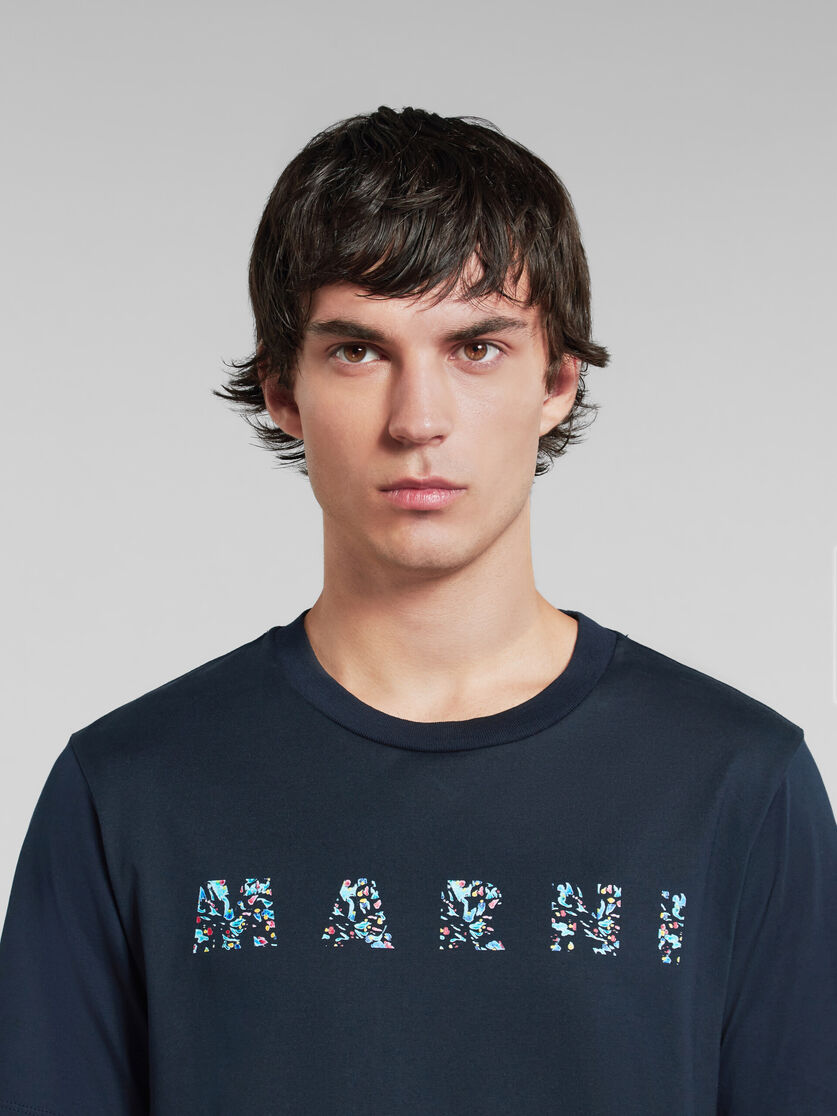 맥시 로고 패턴 프린트 장식 딥 블루 유기농 코튼 티셔츠 - 티셔츠 - Image 4