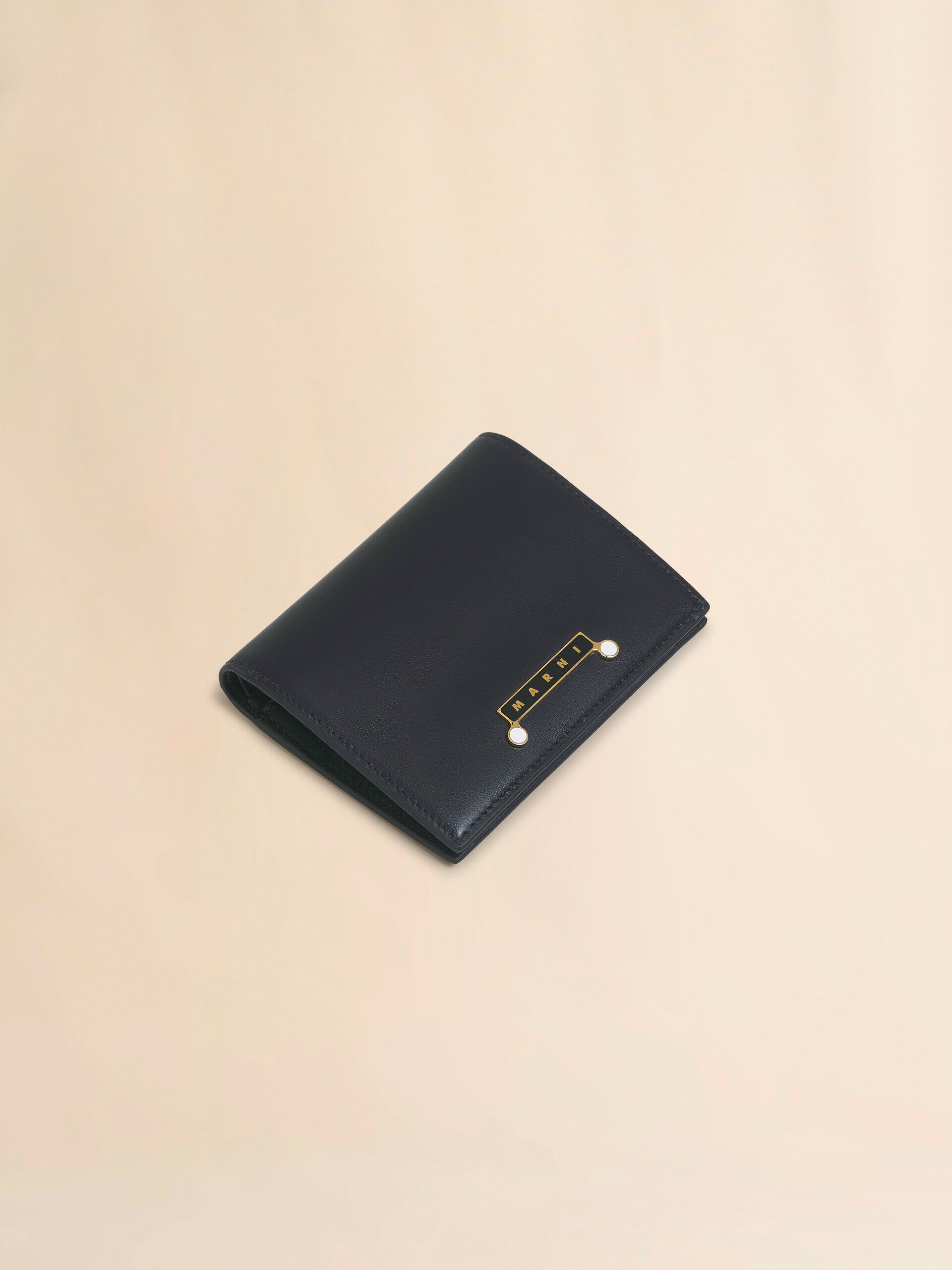 新品未使用　MARNI 黒 二つ折りウォレット　財布　スムースレザー 新品未使用 MARNI 黒 二つ折りウォレット 財布 スムース 新品未