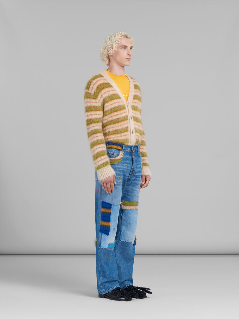 Blaue Jeans aus Bio-Denim mit Mohair-Aufnähern - Hosen - Image 4