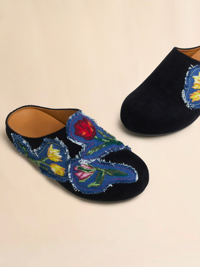 Schwarze Fussbett-Pantoletten aus Kord mit Denim-Applikationen - Sandalen - Image 4