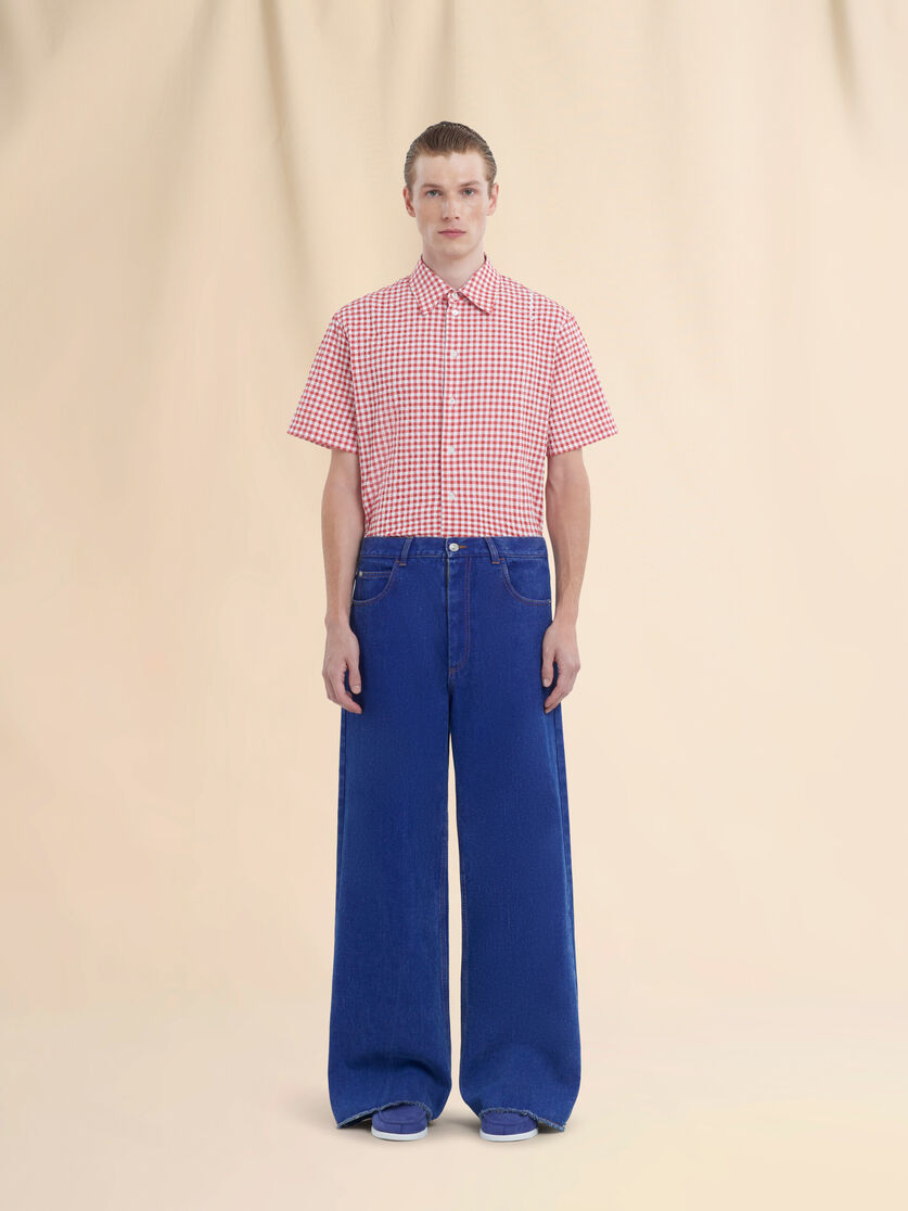 Jean taille basse en denim bleu avec ceinture en ruban rouge - Pantalons - Image 2
