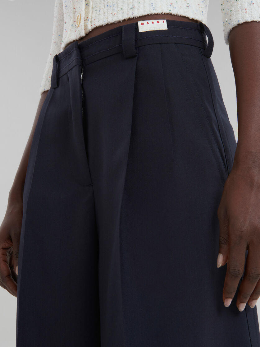 Kurz geschnittene Hose aus dunkelblauer Tropenwolle - Hosen - Image 4