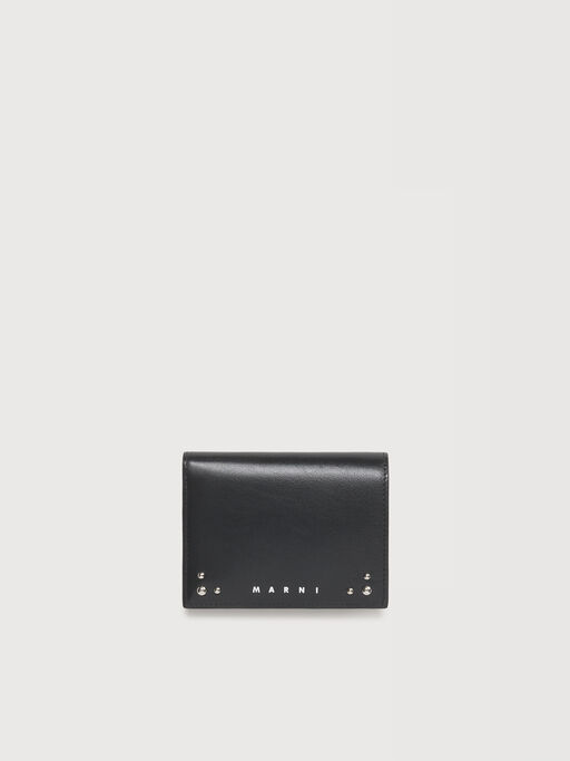 ブラックレザー 二つ折りウォレット スタッズ付き - 財布