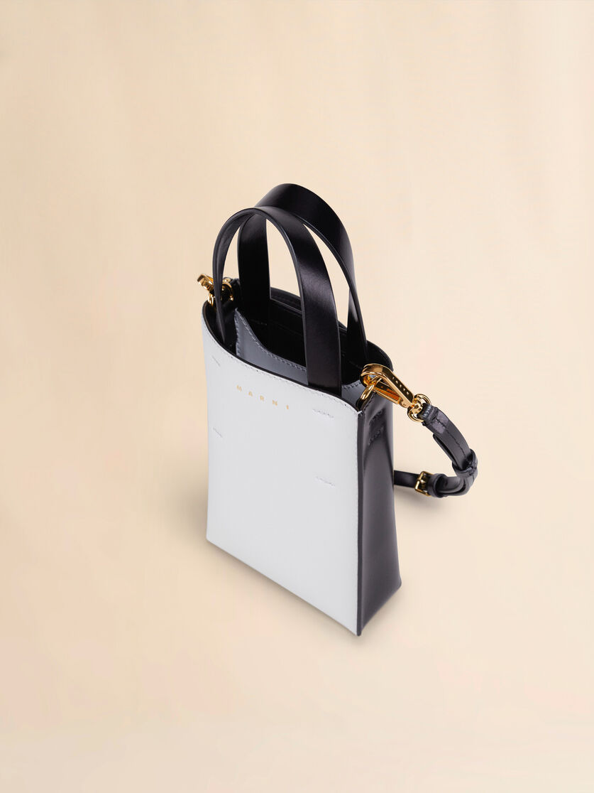 Sac cabas nano MUSEO en cuir de veau lisse noir brillant avec bandoulière - Sacs cabas - Image 3