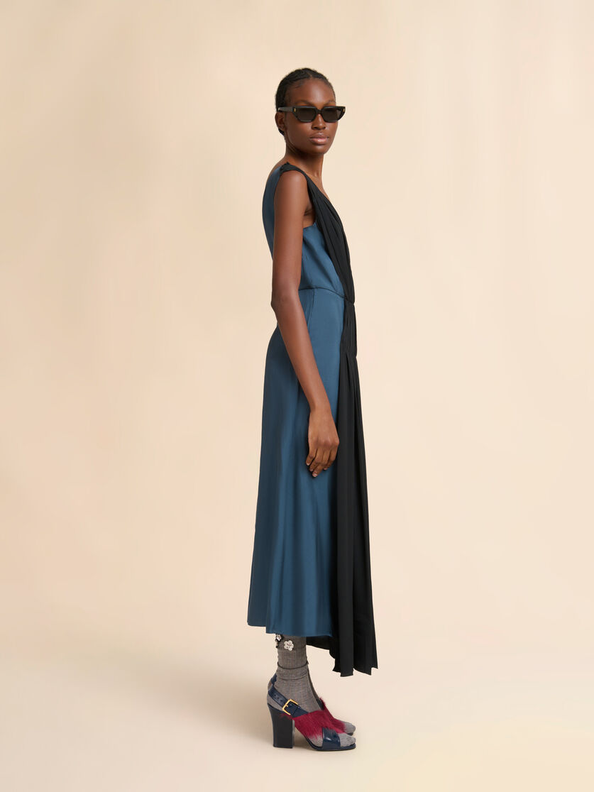 Robe en sergé turquoise avec drapé asymétrique, Image 6